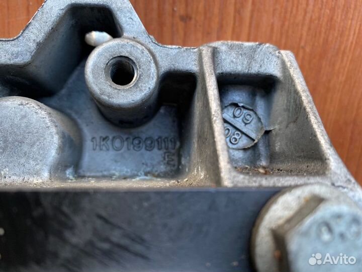 Кронштейн кпп Vw Golf 5+ BSE 2009