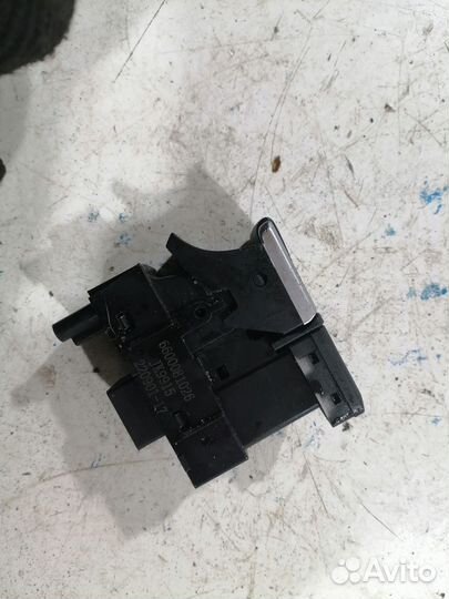 Кнопка стояночного тормоза (Geely Coolray)