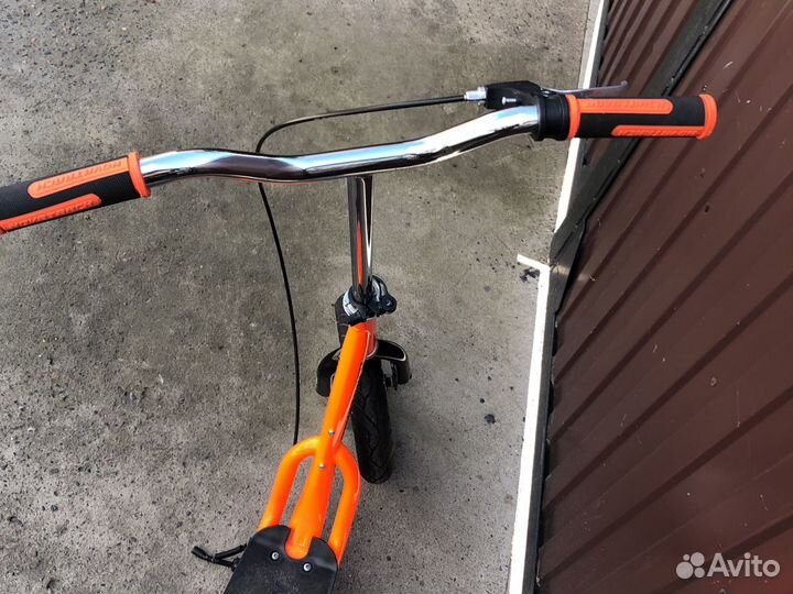 Самокат,проктичный,удобный в отличном состоянии