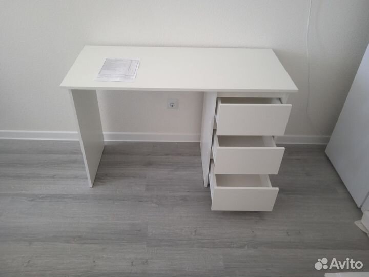 Стол письменный белый