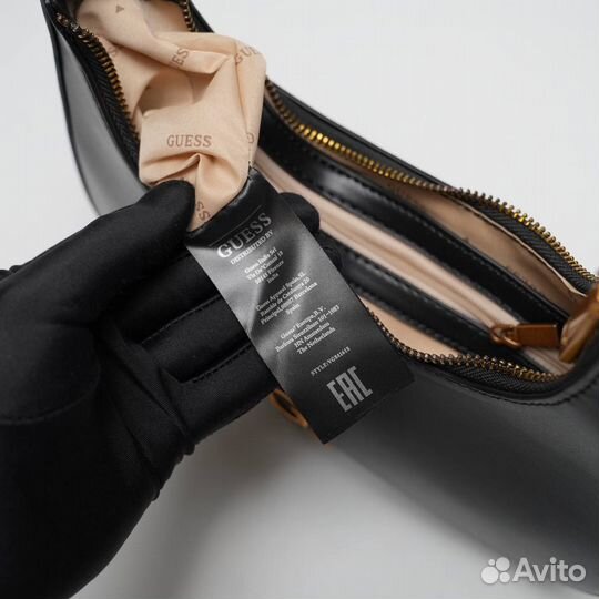 Сумка Guess Kuba – аксессуар, который подчеркнет ваш стиль