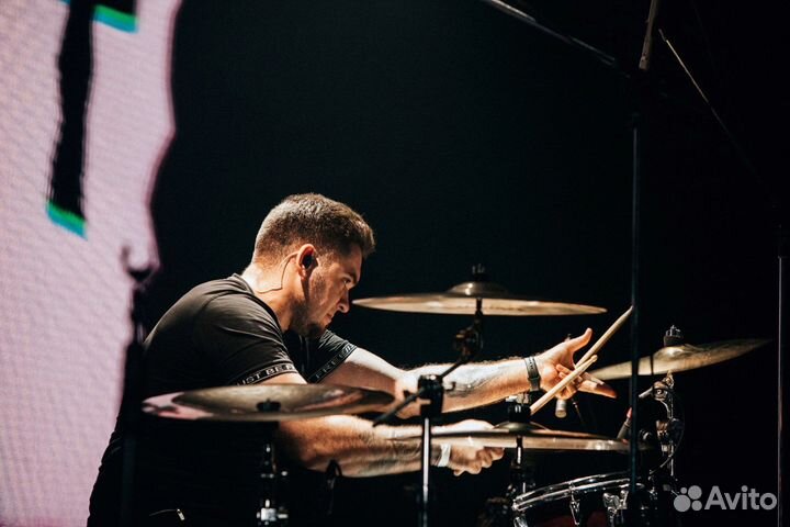 Уроки игры на барабанах в студии на Рождественской