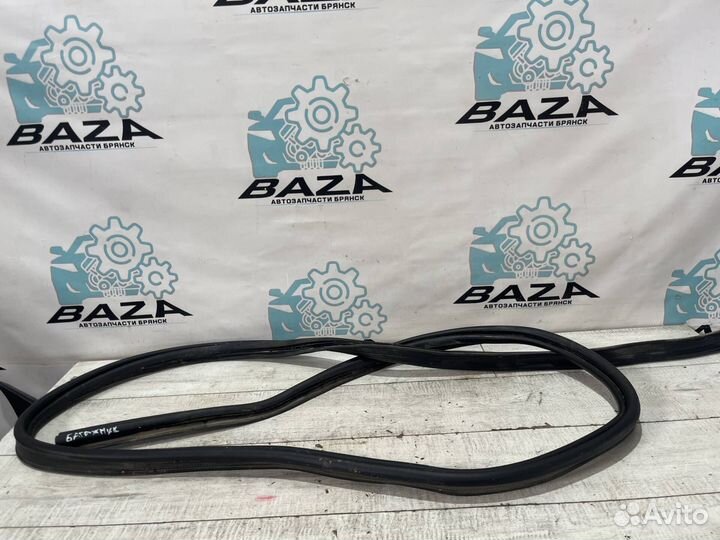 Уплотнитель крышки багажника Renault Sandero Stepw