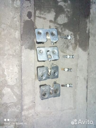 Замок двери priora