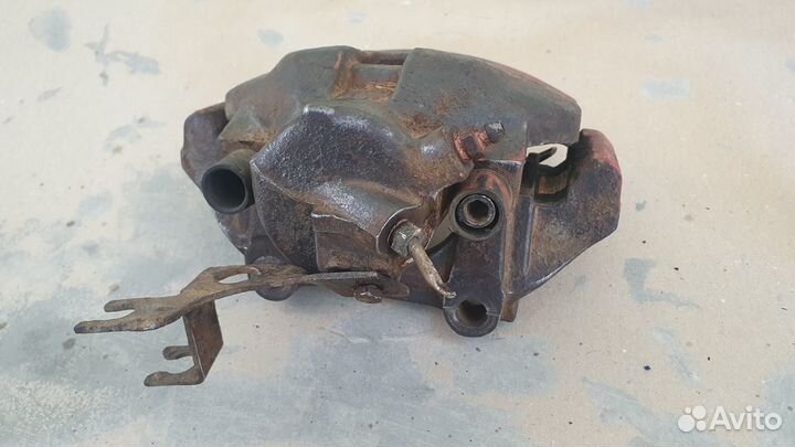 Суппорт со скобой передний audi a6 c5