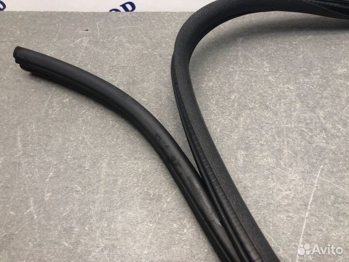 Уплотнитель проема двери задний правый Renault