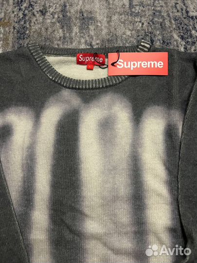 Свитер Supreme серый на руках