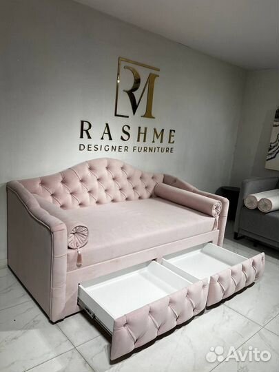 Диван с выдвижными ящиками