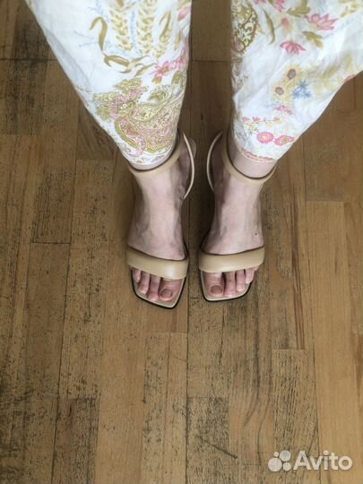 Босоножки на каблуке