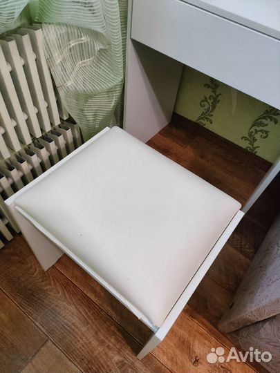 Туалетный столик с зеркалом с подсветкой и пуфиком