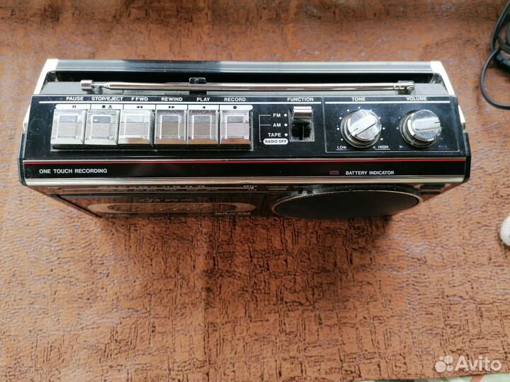 Кассетный ретро магнитофон Sanyo