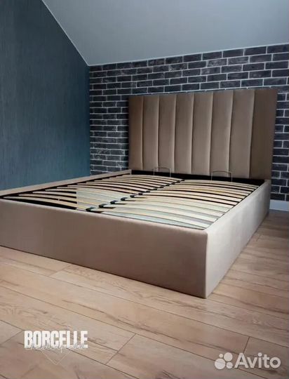 Кровать с мягким изголовьем