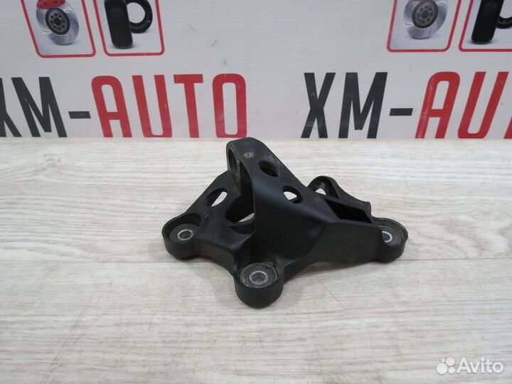 Крепление троса кпп Skoda Rapid