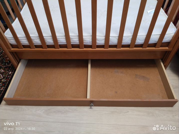 Детская кроватка с маятником и ящиком