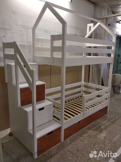 Детская кровать двухъярусная с лестницей комодом