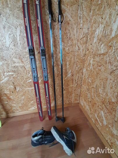 Лыжи беговые с креплениями, ботинками и палочками