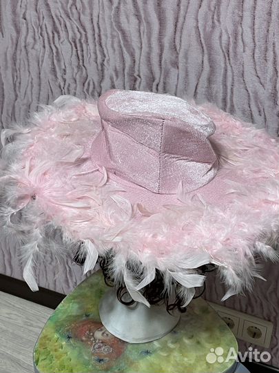 Шляпа карнавальная широкополая велюровая с перьями