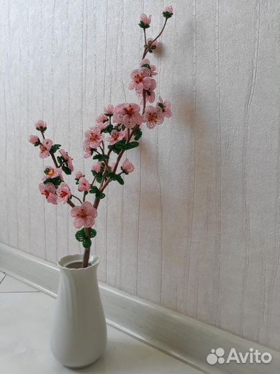 Красивая ветка сакуры из бисера