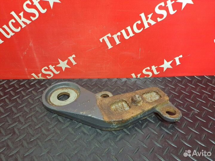 Кронштейн амортизатора нижний правый