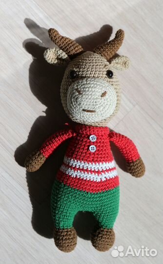 Теленок вязаный игрушка