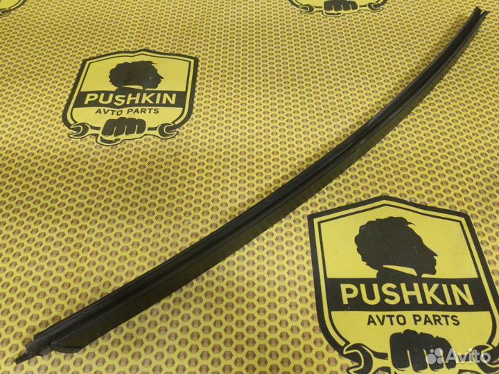 Направляющая стекла двери задняя салазка задняя