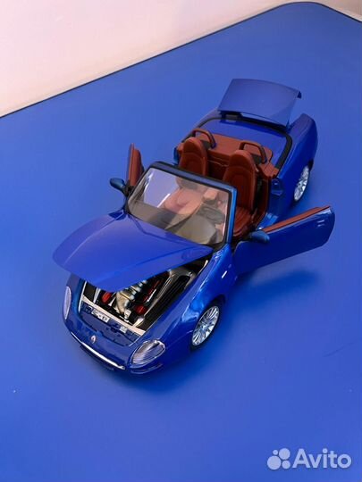 Модель авто 1:18 Maserati