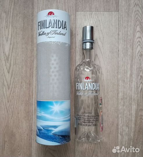 Подарочная упаковка и пустые бутылки от алкоголя