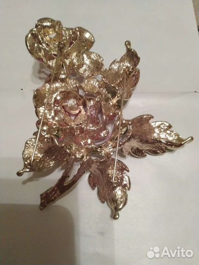 Огромная брошь