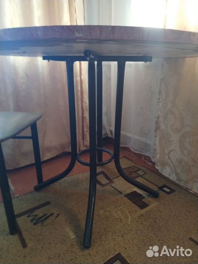 Стол и стулья