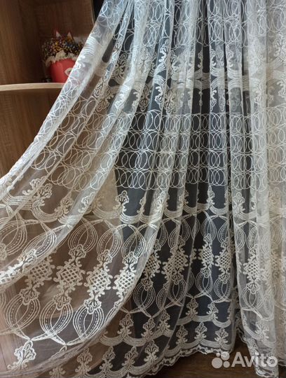 Тюль с красивой вышивкой