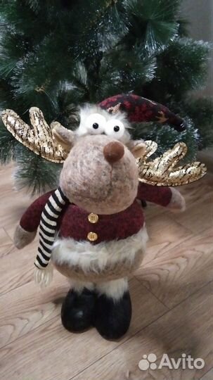 Новогодний олень под ёлку