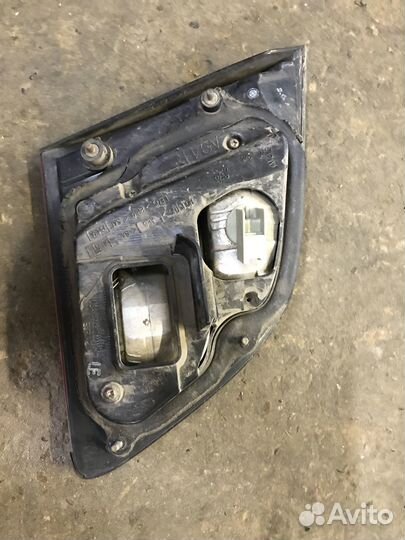 Фонарь задний внутренний Nissan Maxima A33