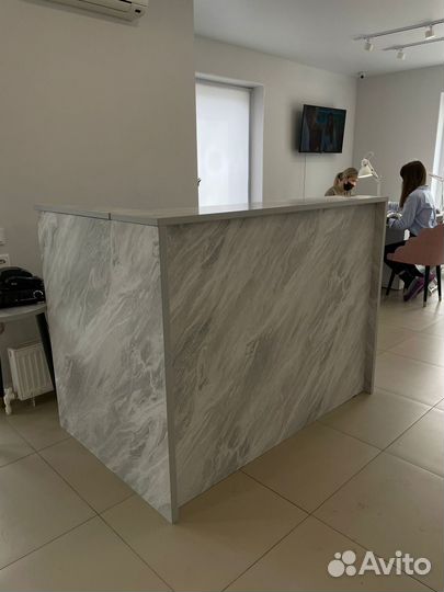 Угловая стойка ресепшен