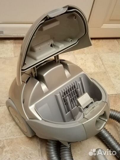 Рабочий пылесос DeLonghi xtrc 150 E некомплект