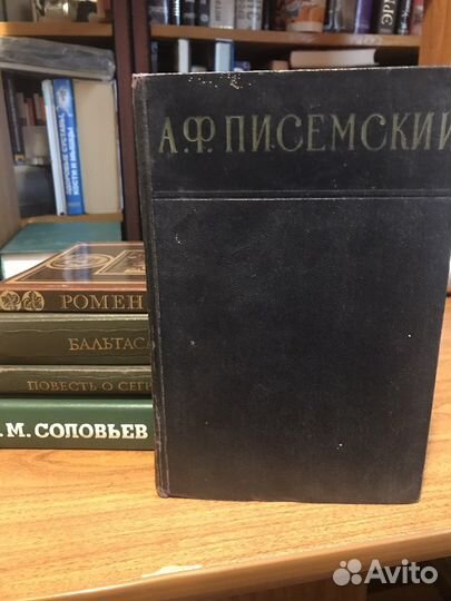 Стопка книг за