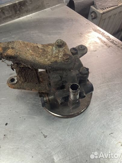 Насос гидроусилителя Ниссан блюберд