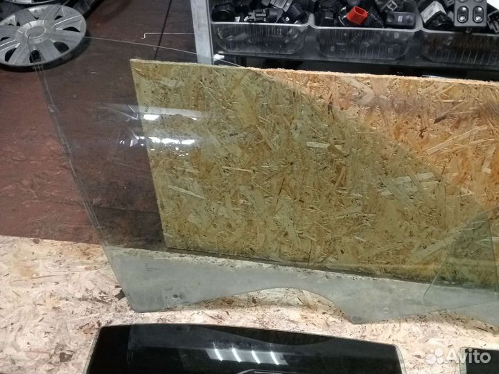 Стекло двери Skoda Octavia A5