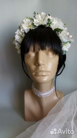 Ободок с белыми цветами и эвкалиптом