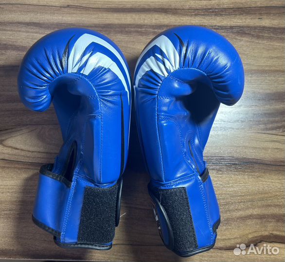 Боксерские перчатки 10 oz venum