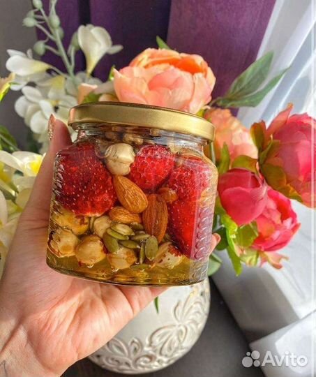 Микс из орехов и мёда с ягодами