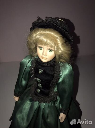 Коллекционная фарфоровая кукла