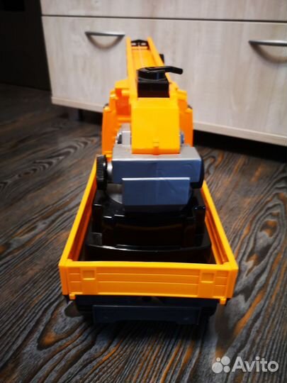 Подъемный кран игрушка