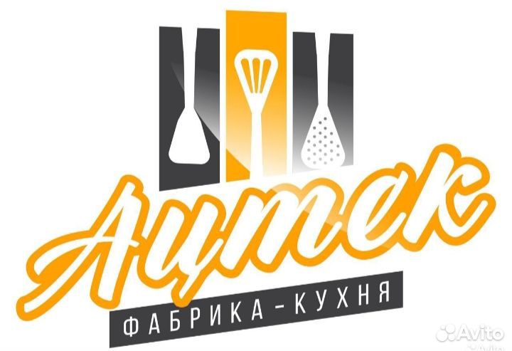 Сотрудник линии раздачи в столовой