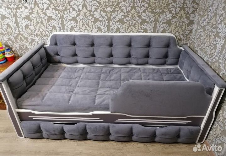 Детская кровать с мягкой спинкой