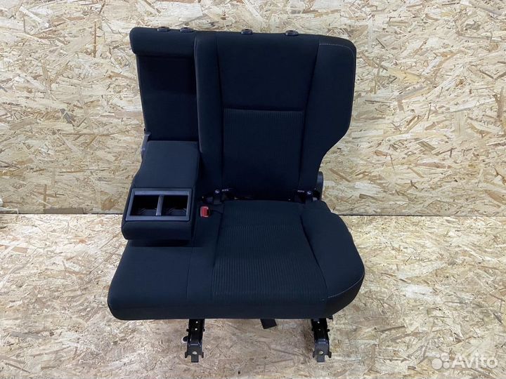 Заднее сиденье левое Toyota RAV 4 40