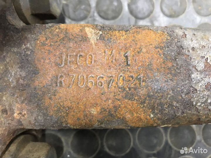 Кулак поворотный передний левый