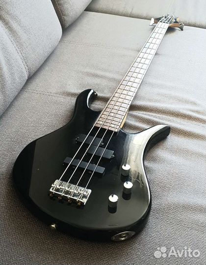 Бас гитара Invasion + Чехол