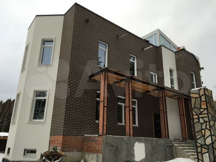 Дом 453,2 м² на участке 9,5 сот.