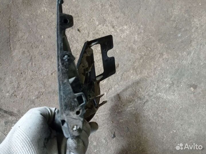 Bmw g 30 кронштейн крыла правый