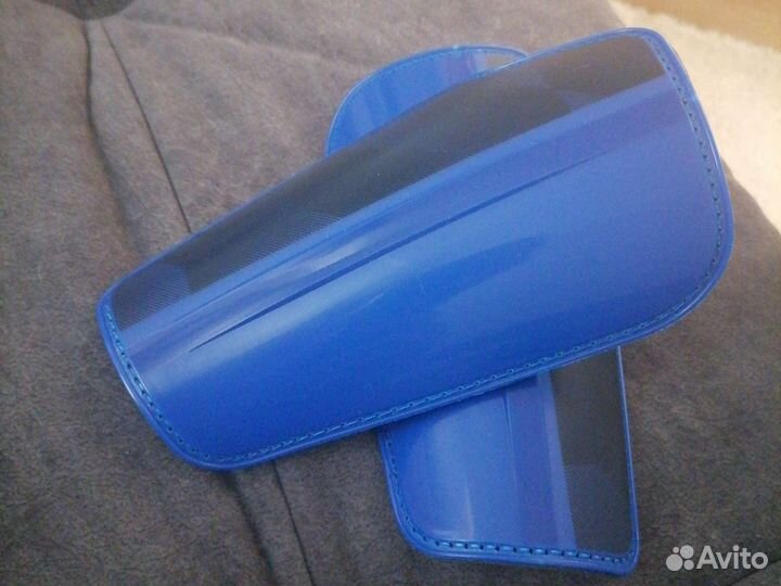 Щитки футбольные новые